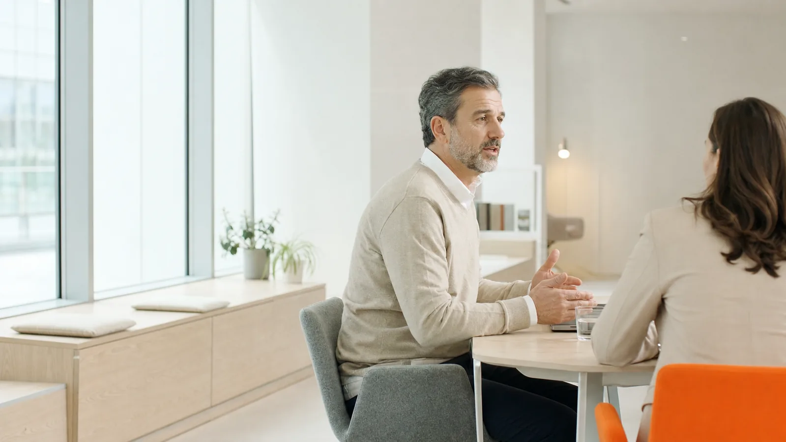 Profesionales analizando una situación de equipo en una oficina